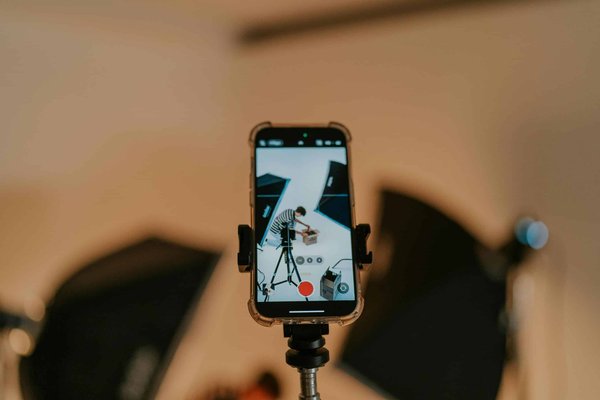 Comment créer une série de tutoriels vidéo sur la restauration de meubles vintage ?